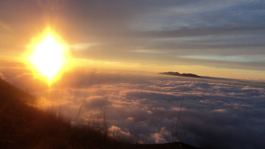 Sun rise gunung guntur via: theindonesiadventurer.files.wordpress.com