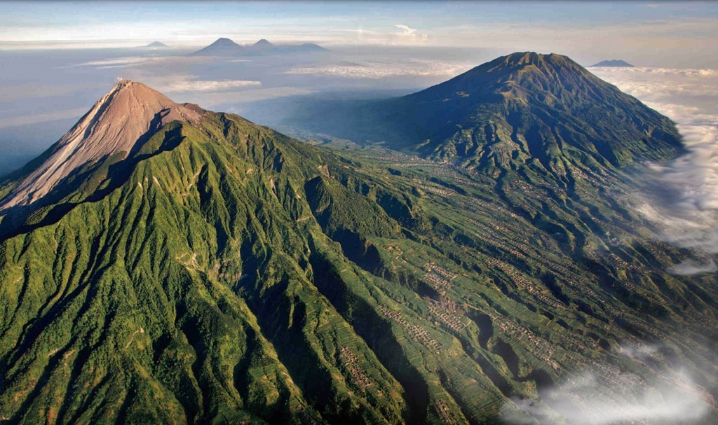 Deretan gunung berapi di Indonesia