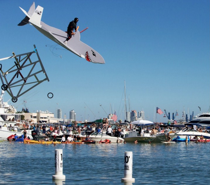 olahraga aneh - Kompetisi Pesawat Terbang Terjun ke Air